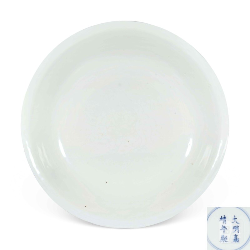 明嘉靖 白釉暗刻龙纹盘